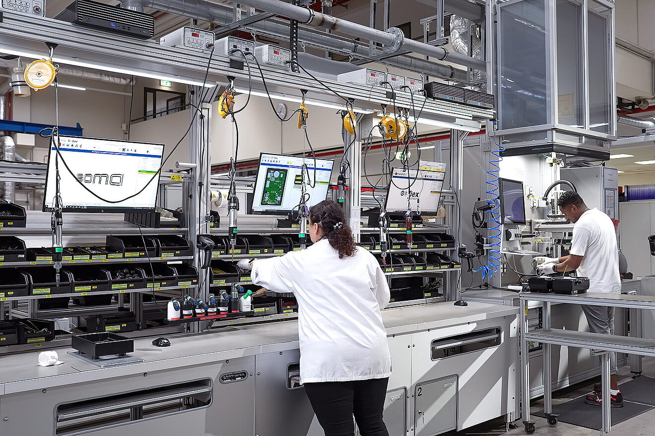 Erfahren Sie in der Case Study, wie mit dem SOMA flexAssistant Werkerassistenzsystem die Montage bei der KOSTAL Industrie Elektrik digitalisiert wurde und papierlos funktioniert.